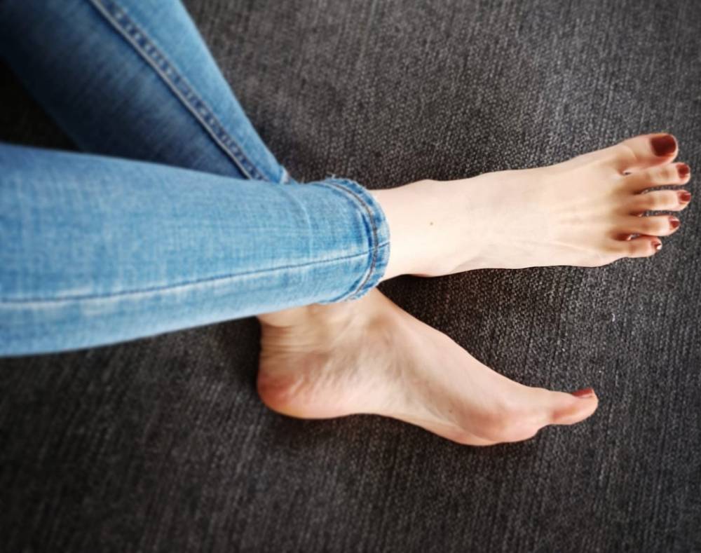 Cara_feet_touch